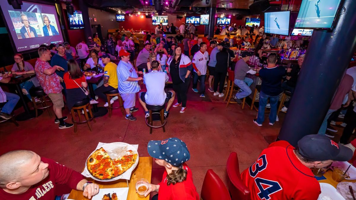 Sports bars Boston - 15 best places in Downtown, Back Bay, North End and  more! - Localite.com